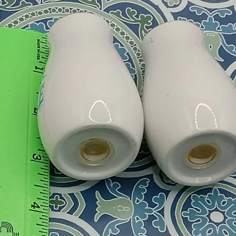 Souvenir SEATTLE WASHINGTON Space Needle Ceramic Salt & Pepper Shakers White 3